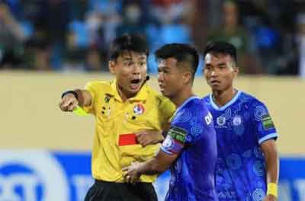 Trọng tài Việt mắc lỗi liên tục từ giải Hạng Nhất đến V-League